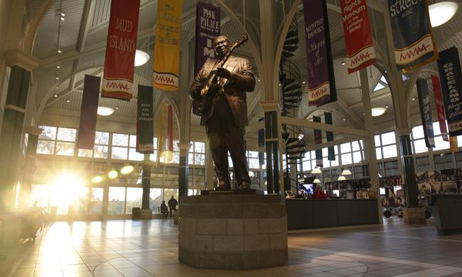 state of B.B. King with his Lucille guitar at visitor's center
